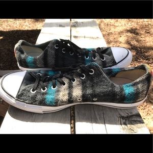 Never worn men’s converse plaid low top sneakers